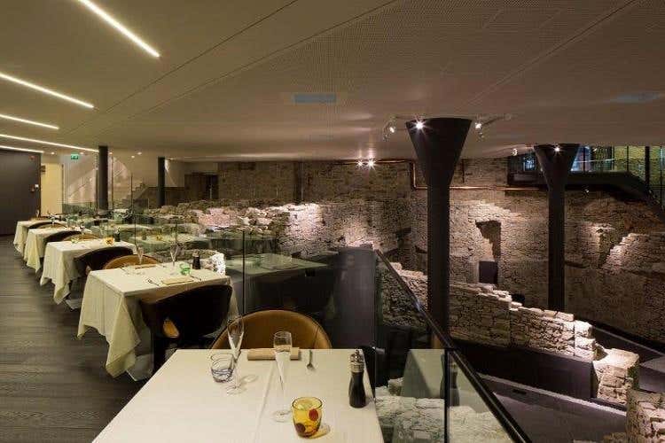 Tavoli con vista sui reperti di epoca romana